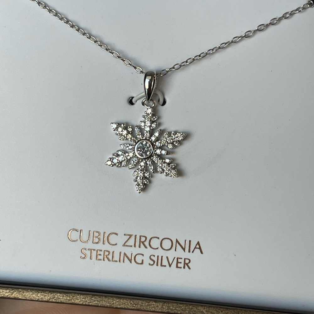 🎉HP🎉 Snowflake pendant necklace - FREE DELIVERY